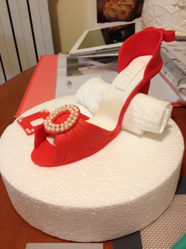 Torta fashion, torta bianca e rossa, torta con scarpa con tacco, scarpa tacco pdz
