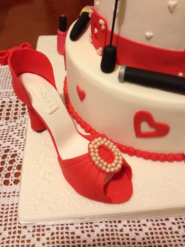 torta fashion,torta bianca e rossa,torta con scarpa con tacco,scarpa tacco pdz